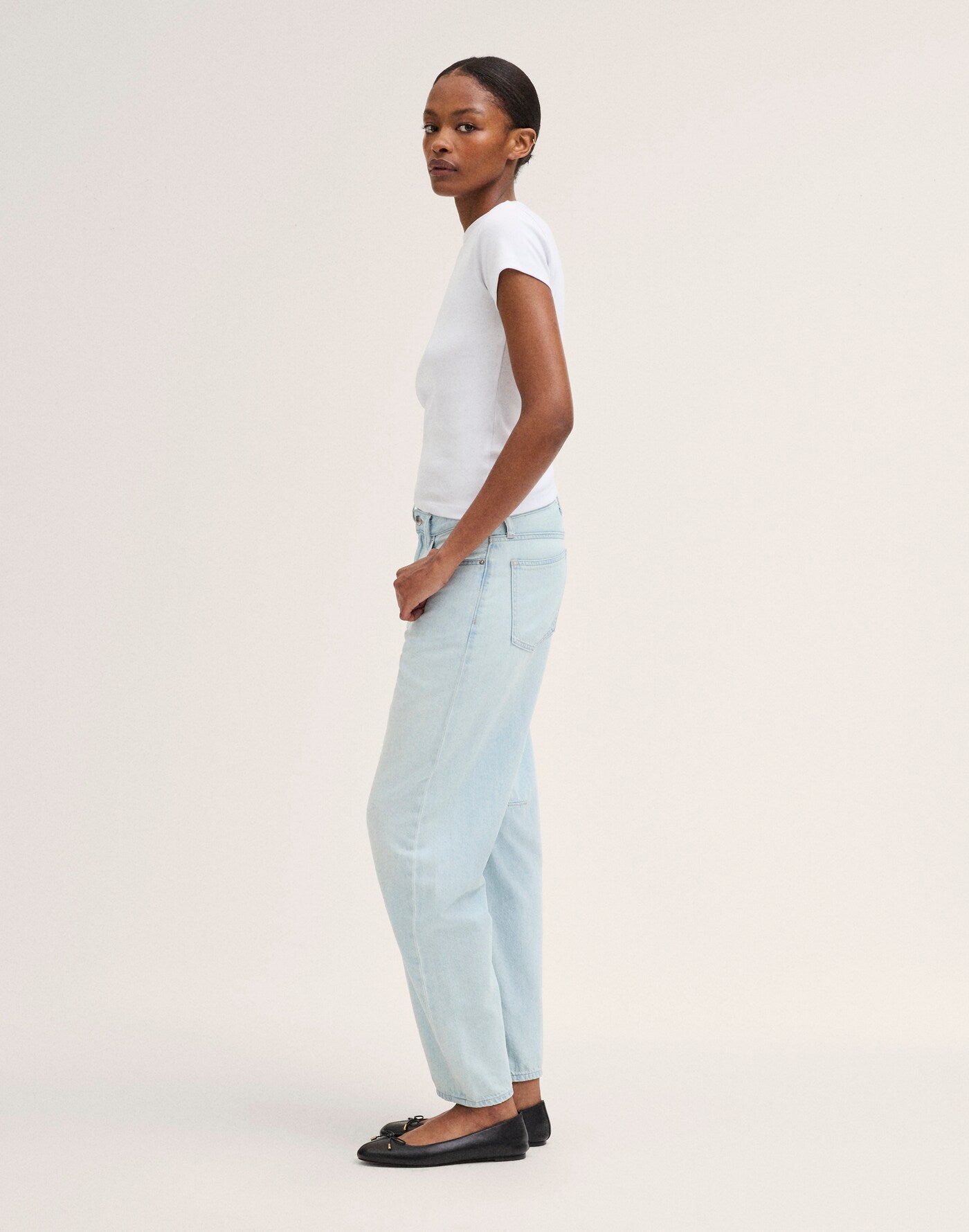 Madewell The Curvy Darted Barrel-Leg Jean in Airy Denim